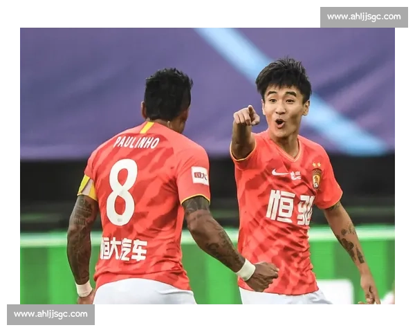 山东鲁能迎战上海上港强强对话牵动中超争冠格局走向焦点之夜全场瞩目